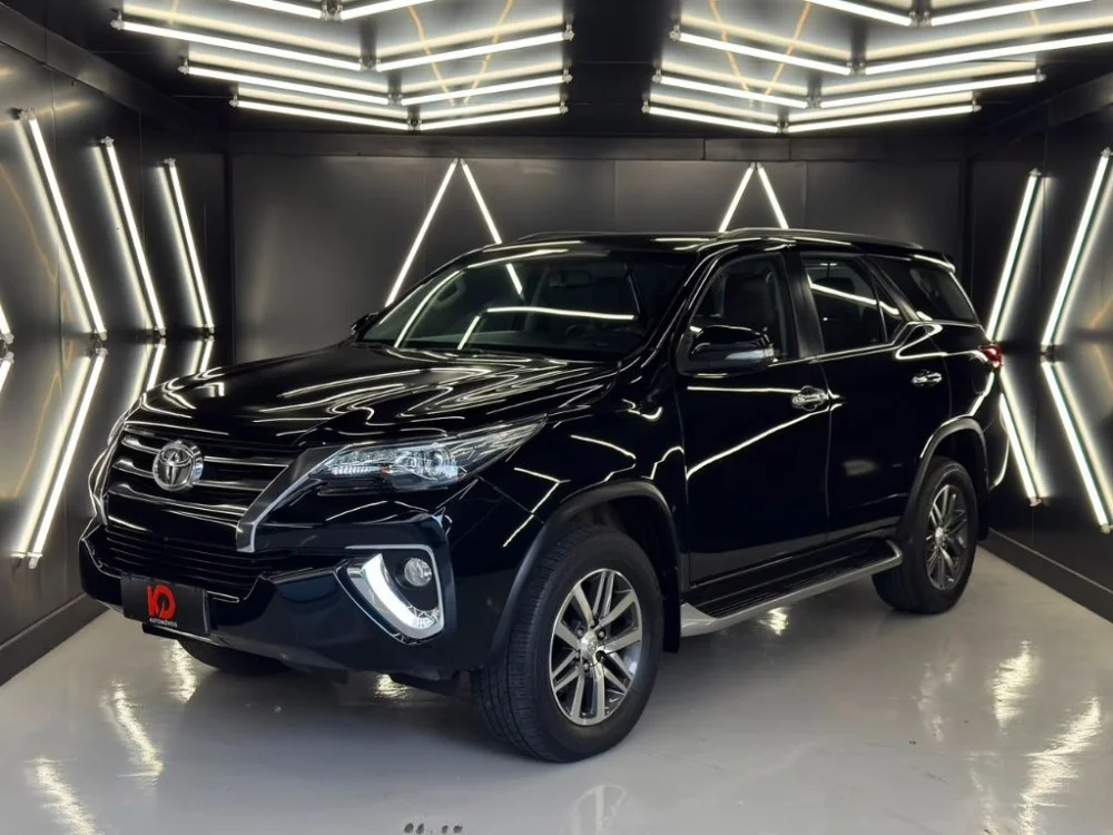 Toyota HILUX SW4 2.8 SRX 4X4 AT 7 LUGARES